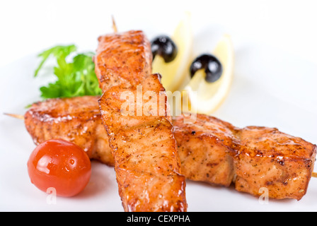 Kebab saumon à la plaque avec de la laitue verte et citron sur fond blanc Banque D'Images