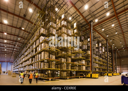 L'immense entrepôt de distribution DHL & NHS à Corby, Royaume-Uni. Banque D'Images