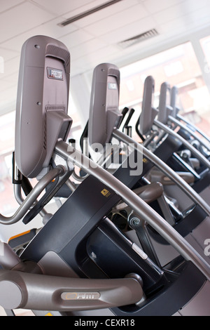 Machines Precor AMT cross trainer alignés. Easygym, Wood Green, Londres. Banque D'Images