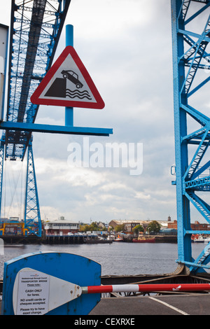 Un panneau routier à l'Middlesborough Transporter Bridge Banque D'Images