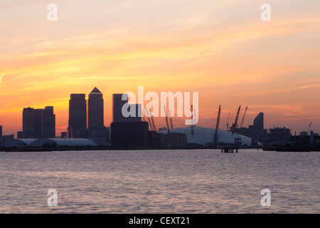 Une vue vers le bas e tamise vers la ville de Londres et de l'O2 Arena et Canary Wharf au coucher du soleil Banque D'Images