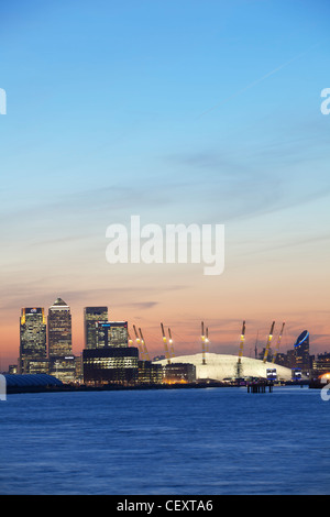 Une vue vers le bas e tamise vers la ville de Londres et de l'O2 Arena et Canary Wharf au coucher du soleil Banque D'Images