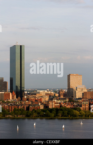 Vue de la Boston, MA Berges de Back Bay, y compris le monument John Hancock Tower. Banque D'Images