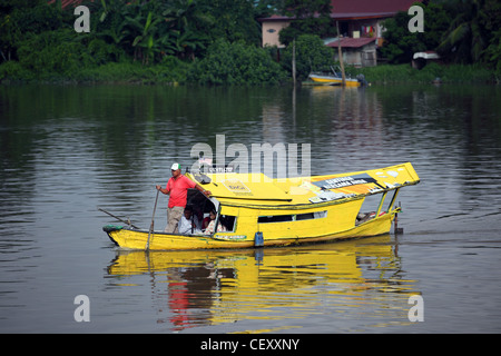 Tambang taxi d'eau sampan sur la rivière Sarawak. Kuching, Sarawak, Bornéo, Malaisie, Asie du Sud-Est, Asie Banque D'Images