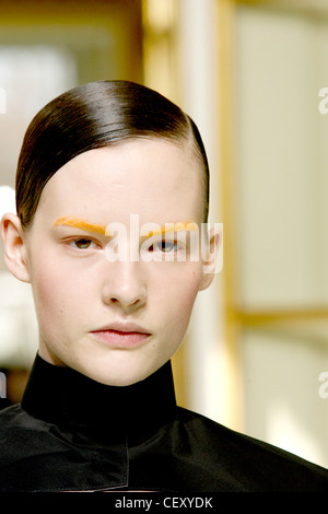 Balenciaga Paris Prêt à Porter Automne Hiver Modèle avec sourcils peint orange Banque D'Images