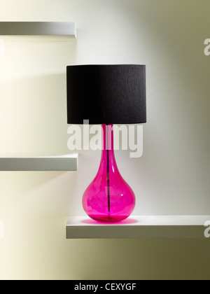 Encore un coup de la vie d'une lampe de table sur une étagère Banque D'Images