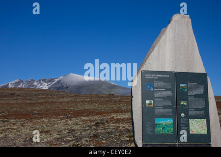 Information board à Snøhetta, montagne la plus élevée de la gamme Dovrefjell, Parc National de Dovrefjell-Sunndalsfjella, Norvège Banque D'Images
