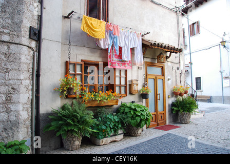 Italia Italie Italie abruzzes pescasseroli finestra fiori gerani fleurs géraniums fenêtre fenêtre fleurs ventana flores geranios Banque D'Images