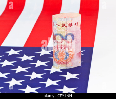 Le service placé sur un drapeau américain reflète concept d'investissements asiatiques made in America Banque D'Images