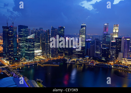 La vue sur la baie depuis le Marina Bay Sand Hotel, Singapour Banque D'Images