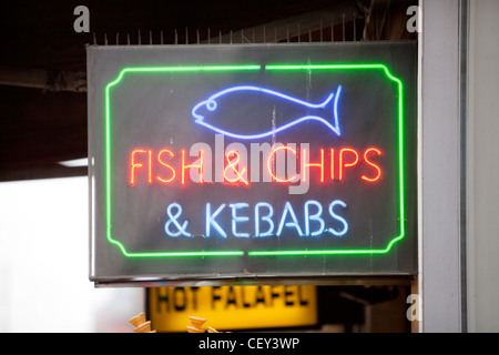 Une enseigne au néon pour fish and chips et des kebabs sur Oxford Street Banque D'Images