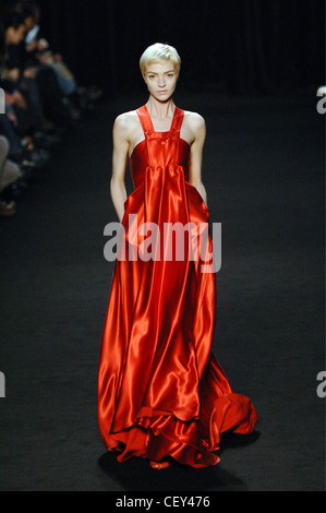 Givenchy Pret a Porter Paris UN W modele femme blonde Mariacarla Boscono vetue d une longueur maxi robe de soiree en satin rouge vif Photo Stock Alamy