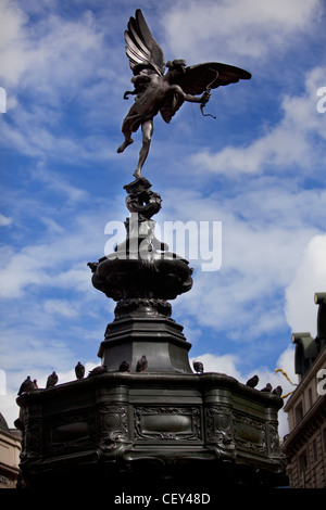 Vue de la statue d'Eros perché au sommet de la fontaine d'eau dans Piccadilly Circus Banque D'Images