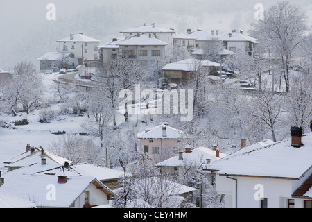 Les maisons couvertes de neige en hiver ville de Smolian, Bulgarie Banque D'Images