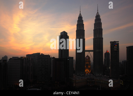 Menara Tours Petronas au coucher du soleil, Kuala Lumpur, Malaisie Banque D'Images