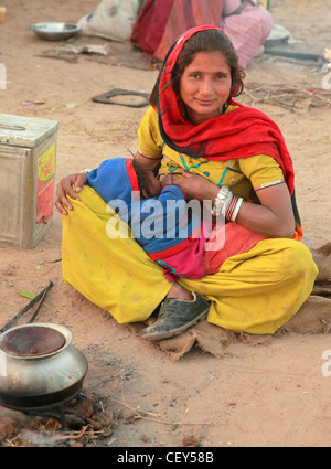 L'Inde, Rajasthan, Nagaur, équitable, femme allaitait, Banque D'Images