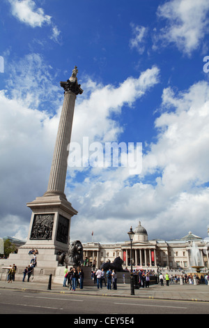 Une vue sur le Portrait national Galllery et la Colonne Nelson à Trafalgar Square Banque D'Images