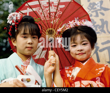 Le Japon jeunes filles en costume traditionnel portant des kimonos Banque D'Images