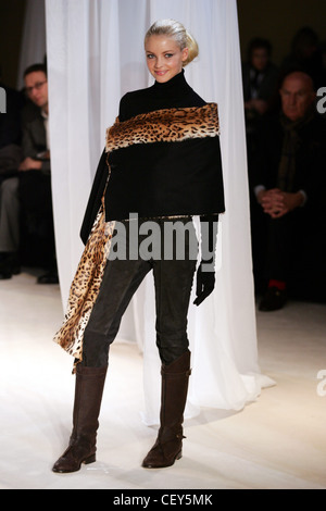 Trussardi Milan Prêt à Porter Automne Hiver Leopard print wrap, daim pantalons rentrés dans les bottes Banque D'Images