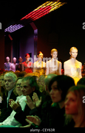 Balenciaga Paris Prêt à porter printemps été marcher dans les modèles podium à la fin d'un show Banque D'Images