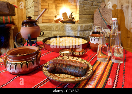 La nourriture traditionnelle bulgare sur la table en face d'ouvrir le feu Banque D'Images