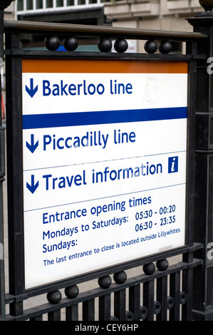 Affichage à l'extérieur de la station de métro de Piccadilly Circus à Londres, Angleterre, RU Banque D'Images