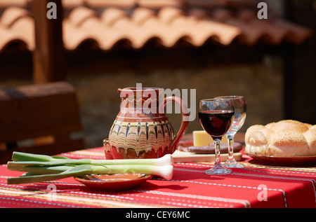 La nourriture traditionnelle bulgare, saucisses et vin fromage jaune Banque D'Images