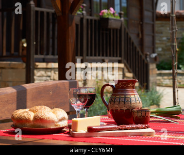 La nourriture traditionnelle bulgare, saucisses et vin fromage jaune Banque D'Images