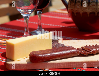 La nourriture traditionnelle bulgare saucisse et fromage jaune Banque D'Images