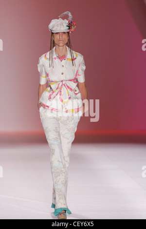 Alexandre Herchovitch New York Prêt à Porter Printemps Été Geanine Modèle Marques cheveux tressés en beige et bleu pâle imprimé Banque D'Images