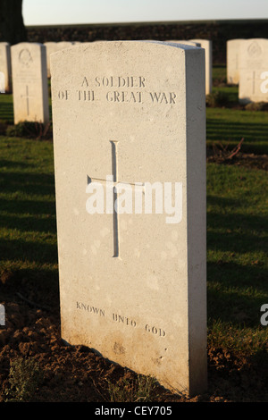 La pierre tombale du Soldat inconnu de la Première Guerre mondiale à Cabaret-Rouge British Cemetery à Souchez, France. Banque D'Images