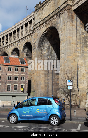 Voiture électrique Peugeot Ion sur Newcastle Quayside avec le pont ferroviaire de l'époque victorienne dans l'arrière-plan Banque D'Images