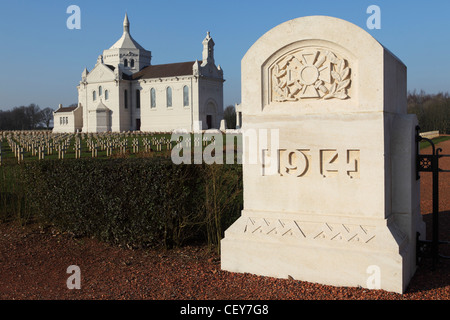 La porte de Cimetière National à Notre-Dame de Lorette, Ablain-Saint-Nazaire, France. Banque D'Images