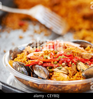 La Paella espagnole avec black moules sur marché de Provence, France Banque D'Images