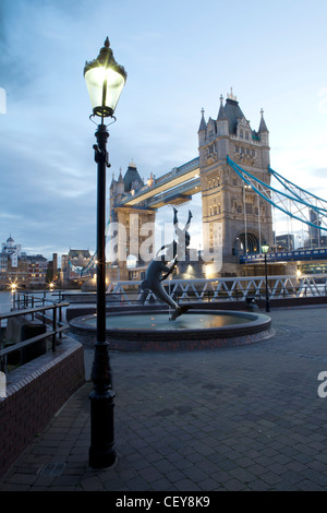 Une vue de Tower Bridge et de la Tamise, le remblai du nord Banque D'Images