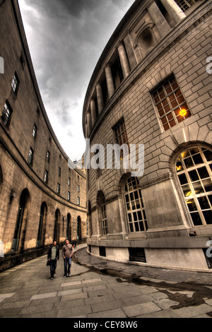 Le canal de liaison entre la Bibliothèque centrale et Hôtel de ville de Manchester , St Peters Square Manchester M2 5DB Banque D'Images