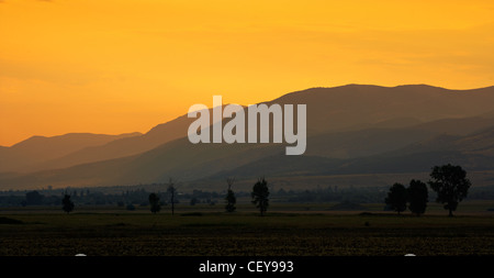 Paysage coucher de soleil colorés avec une belle lumière sur les crêtes des montagnes Banque D'Images