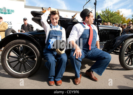 Laurel et Hardy looka aime effectuer pour une foule à Goodwood Revival Banque D'Images