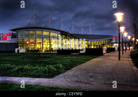 Crépuscule au Norton Canes M6 Toll Zone de service d'autoroute - Photo de nuit Banque D'Images