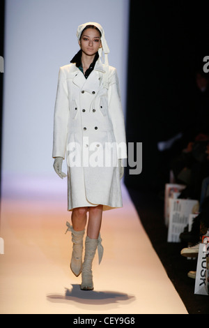 Alexandre Herchovitch New York Prêt à Porter Automne Hiver Modèle Bruna Tenorio wearing white cap, tissu chemise noire sous Banque D'Images