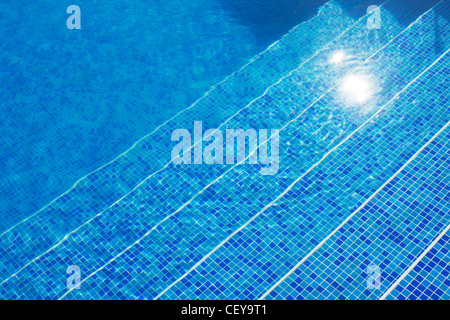 Carreaux bleu d'une piscine escaliers Banque D'Images