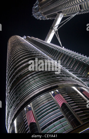Tourné à partir de la base de la Petronas Twin Towers par nuit, Kuala Lumpur, Malaisie. Banque D'Images