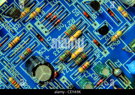 Circuit imprimé bleu avec des résistances et condensateurs, transistors, de Worcester Bosch chaudière pour le chauffage central Banque D'Images