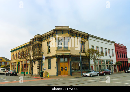 Scène de rue avec vue de style victorien typique magasin jaune à Arcata, comté de Humboldt, en Californie, Banque D'Images