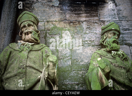 UK, Lincolnshire, Crowland, l'abbaye de Croyland, statue de pierre des fragments dans cimetière Banque D'Images