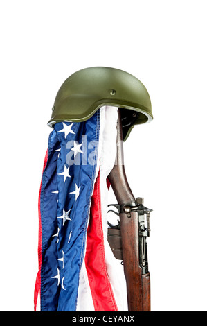 Casque militaire sur le vieux fusil Enfield de la DEUXIÈME GUERRE MONDIALE avec le drapeau américain Banque D'Images