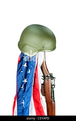 Casque militaire sur le vieux fusil Enfield de la DEUXIÈME GUERRE MONDIALE avec le drapeau américain Banque D'Images