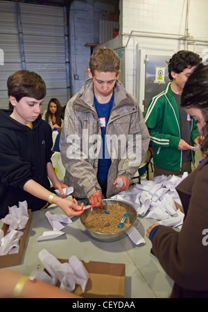 Bénévoles pour la distribution de semences Pack à la communauté et à la famille Gardens Banque D'Images