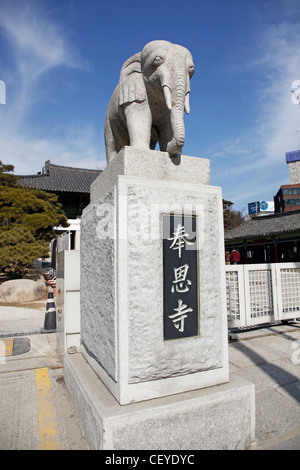 Éléphant statue en Bongeunsa Temple bouddhiste à Séoul, Corée du Sud Banque D'Images