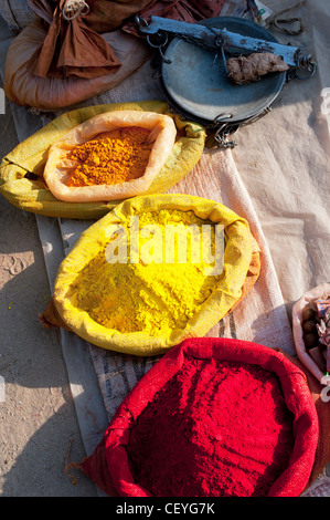 Des sacs de poudre de pigment de couleur indienne à la vente à un marché de l'Inde, de l'Andhra Pradesh, Inde Banque D'Images